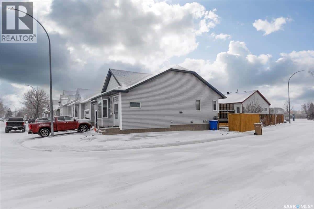 1007 Cypress WAY — Regina, Saskatchewan - Photo 2 of 24