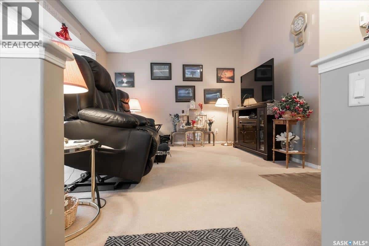 1007 Cypress WAY — Regina, Saskatchewan - Photo 3 of 24