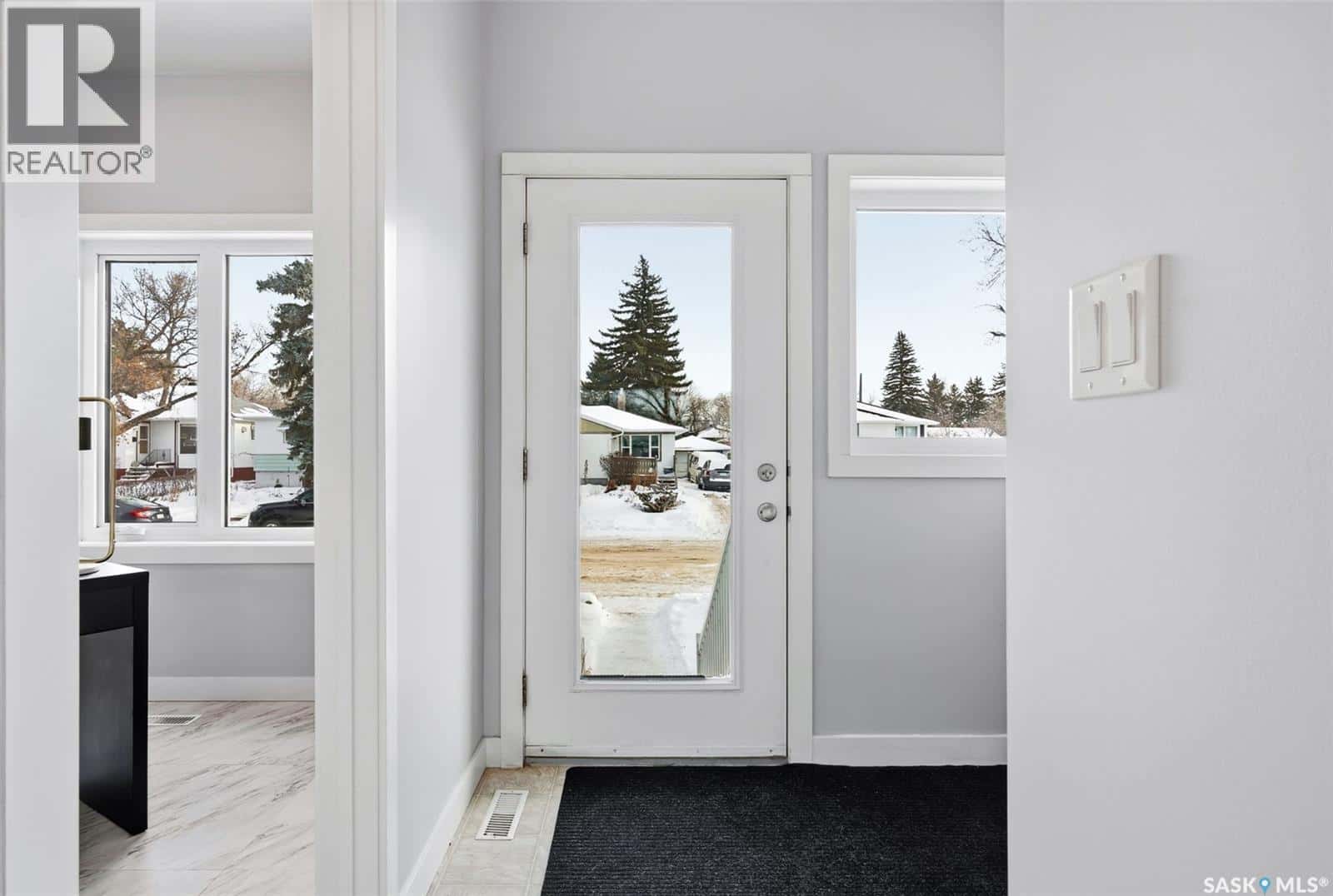 2168 Wascana STREET — Regina, Saskatchewan - Photo 3 of 40