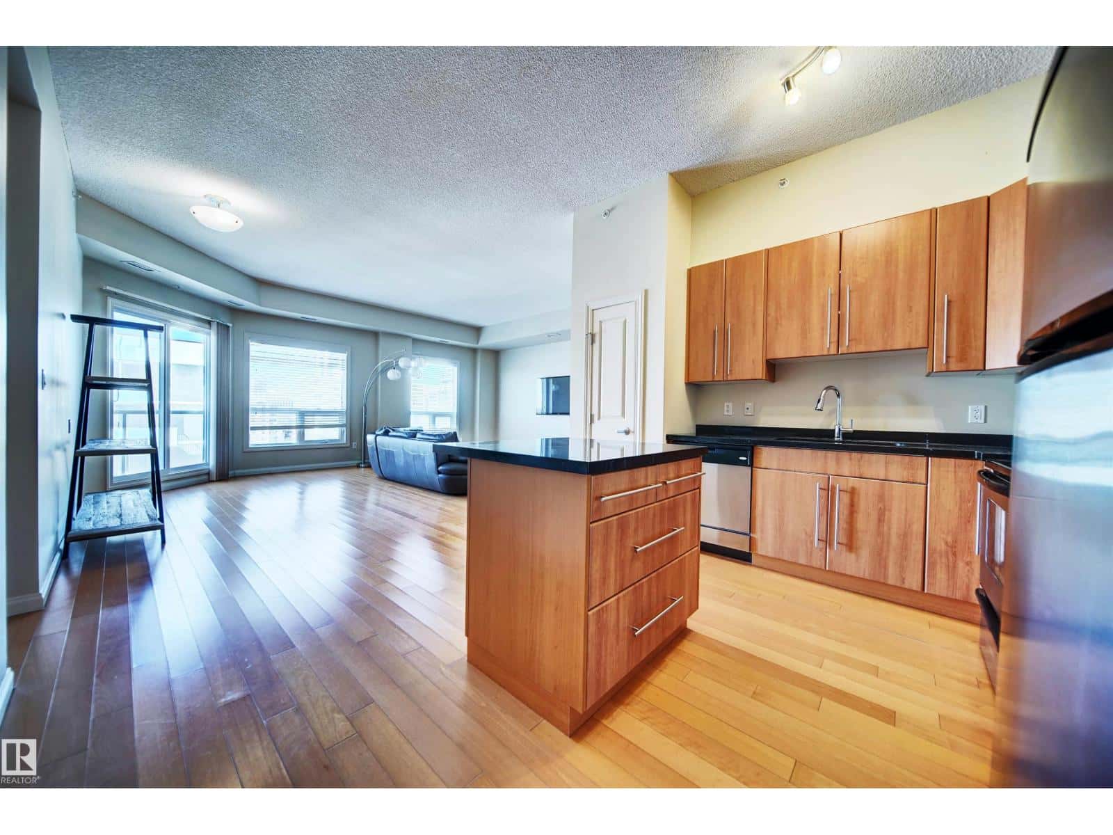 #1206 9819 104 ST NW — Edmonton, Alberta - Photo 5 of 42