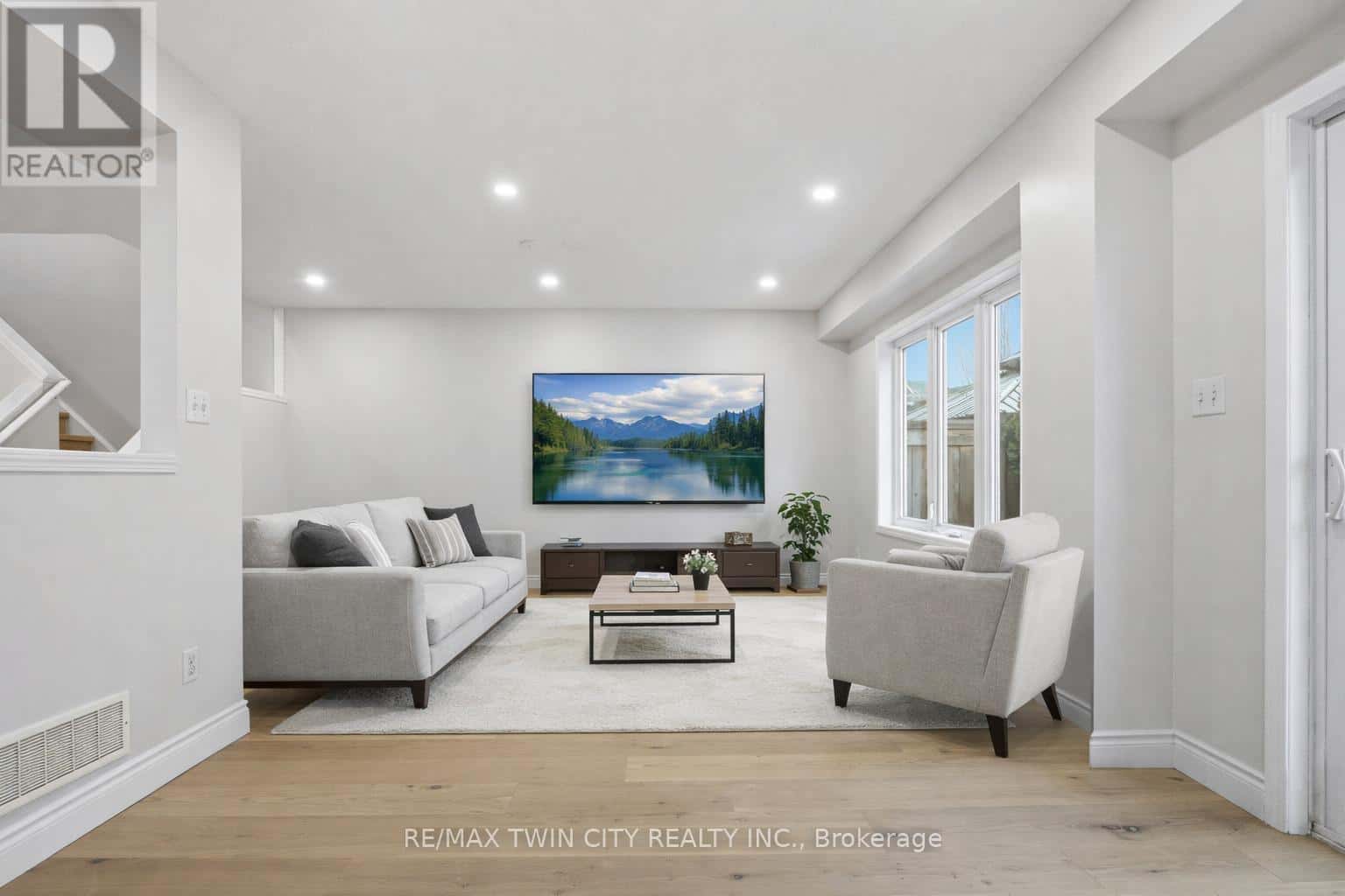 930 ZELLER CRESCENT — Kitchener, Ontario - Photo 3 of 38