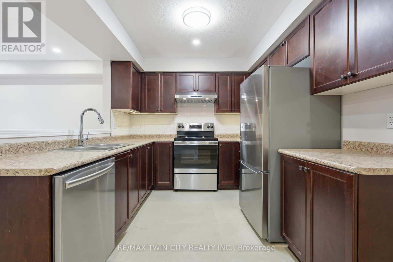 930 ZELLER CRESCENT — Kitchener, Ontario - Photo 5 of 38