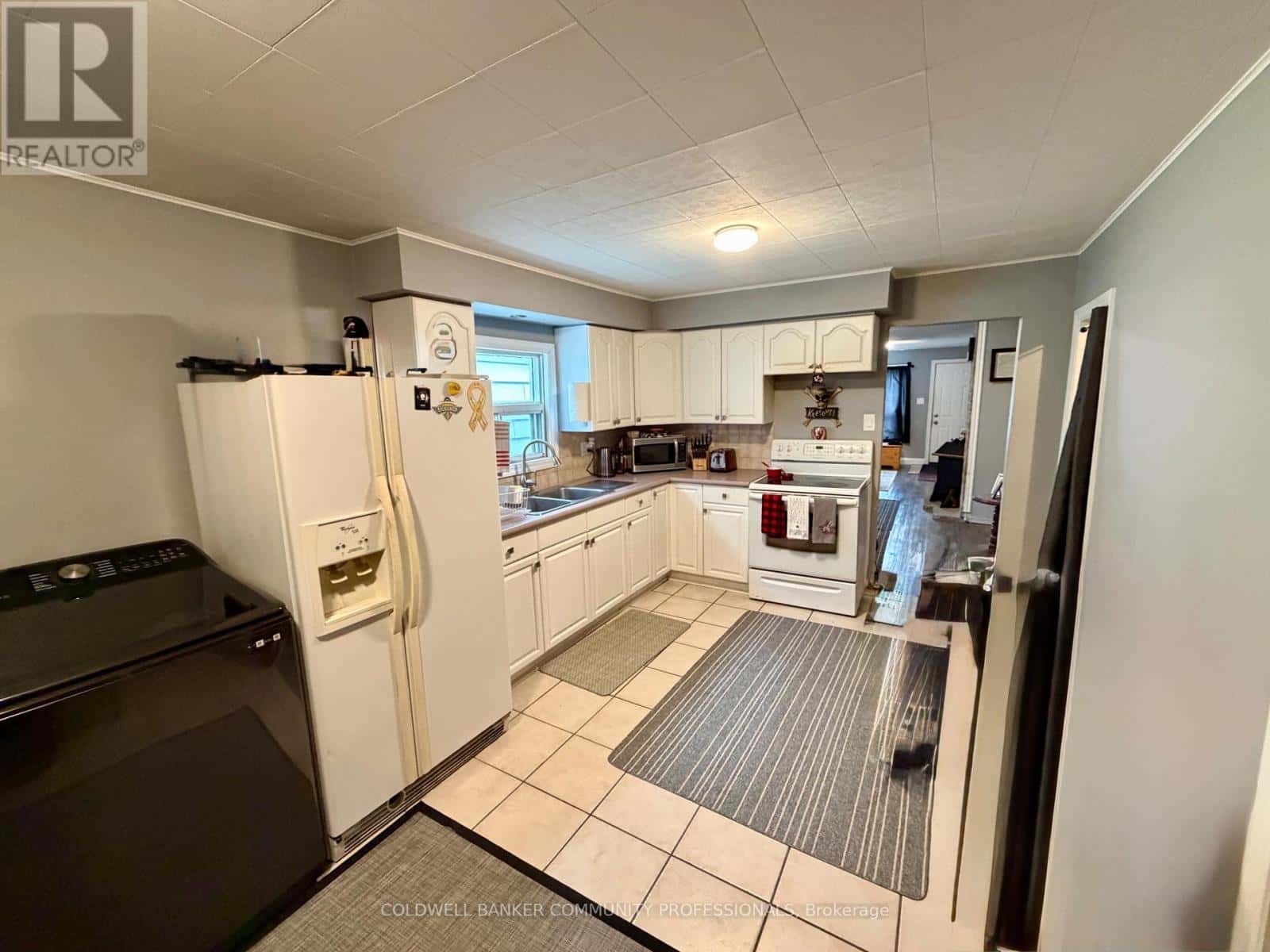 92 EAST 24TH STREET — Hamilton (Eastmount), Ontario - Photo 5 of 10