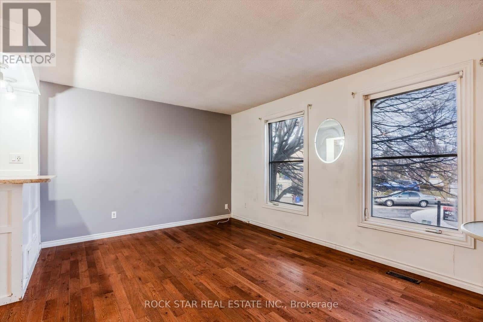 40 JAMIE ANN COURT — Hamilton (Trenholme), Ontario - Photo 2 of 33