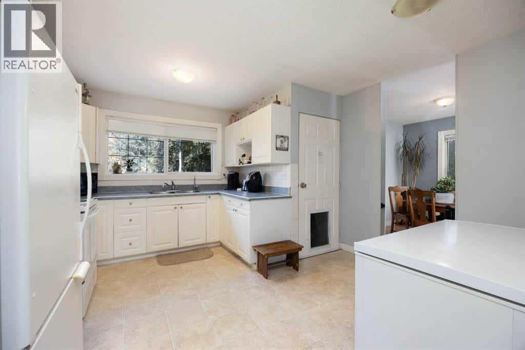 54 Birch Road — Fort McMurray, Alberta - Photo 4 of 36