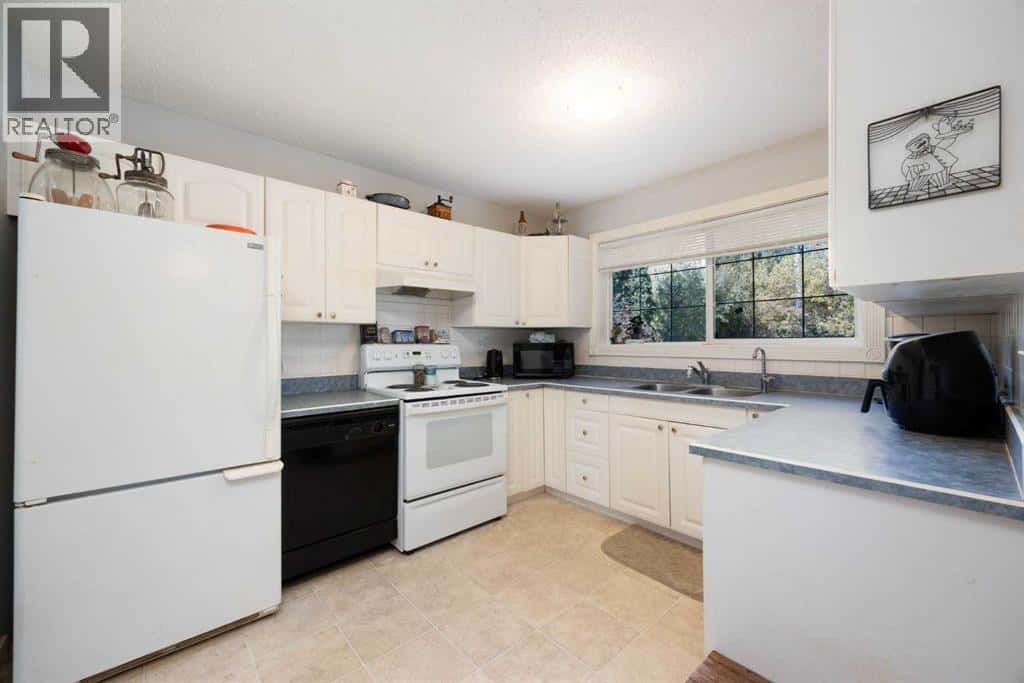 54 Birch Road — Fort McMurray, Alberta - Photo 5 of 36