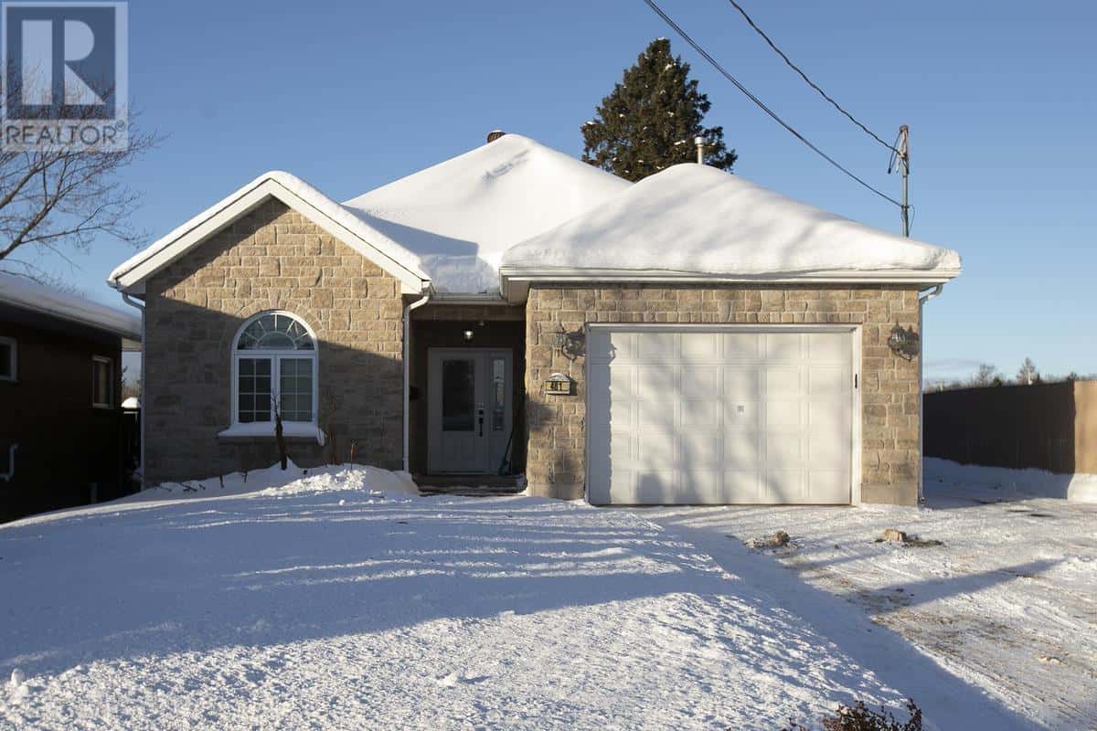 481 Lake ST — Sault Ste. Marie, Ontario - Photo 2 of 50