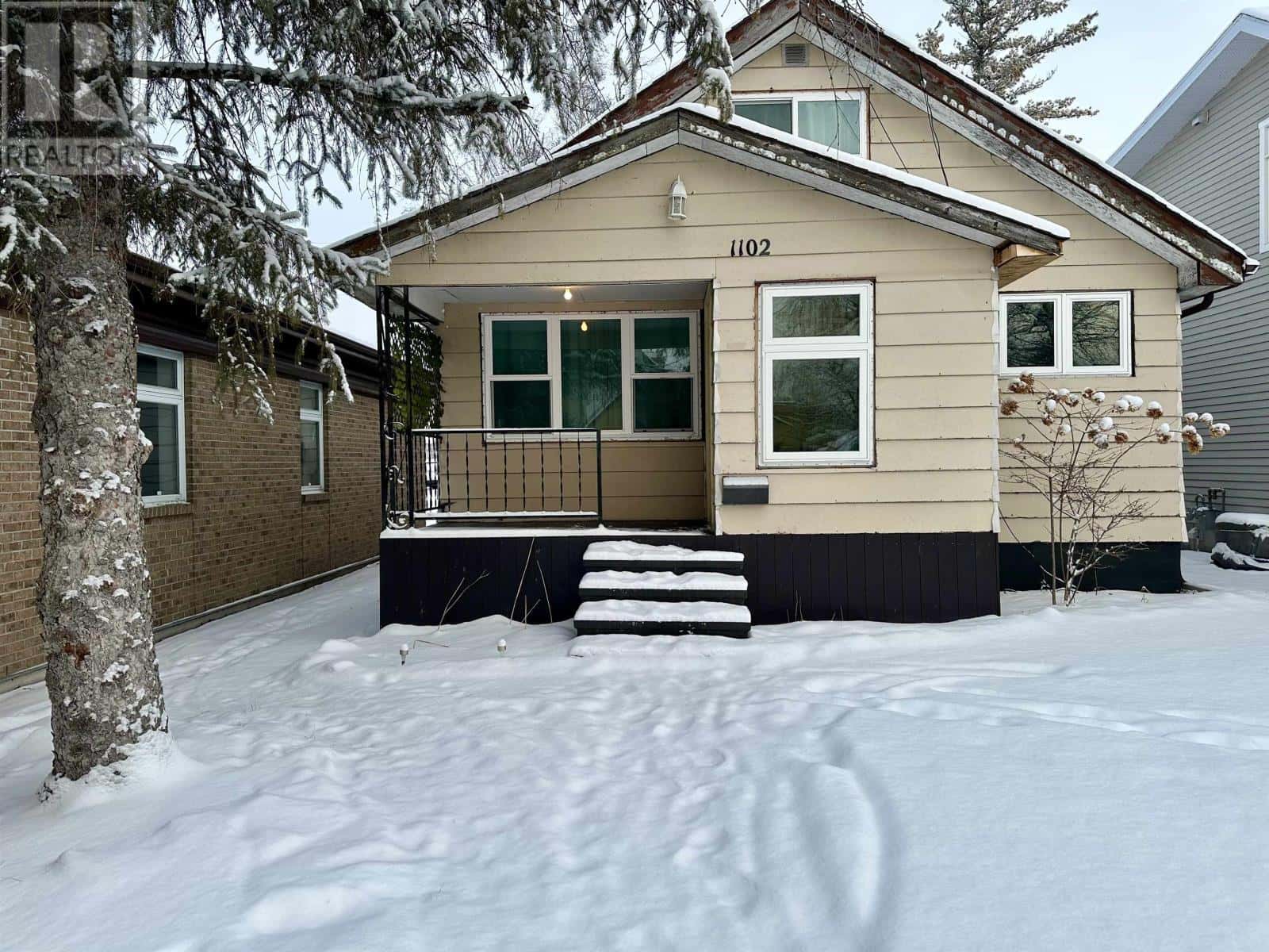 1102 Scott ST — Fort Frances, Ontario - Photo 2 of 39