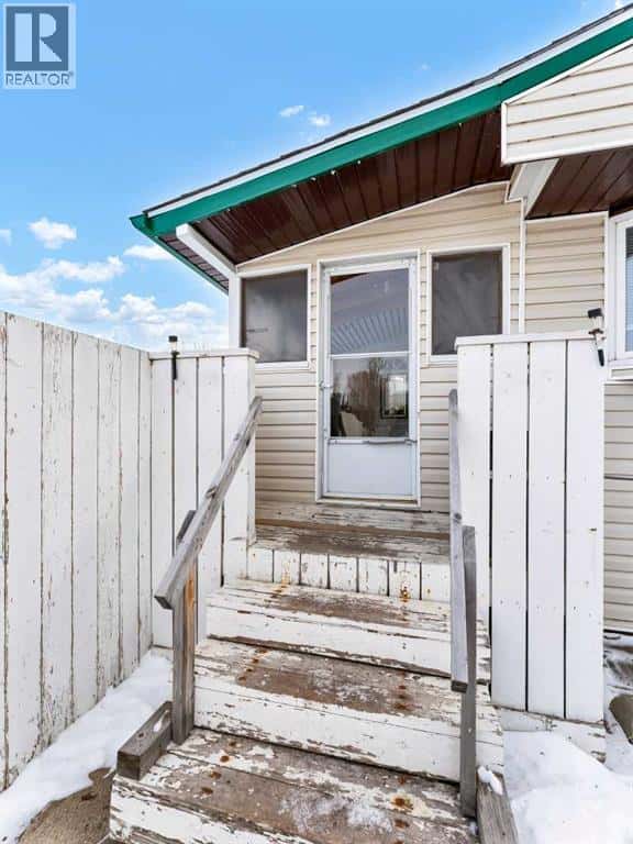 125 Foster Street SE — Seven Persons, Alberta - Photo 3 of 50