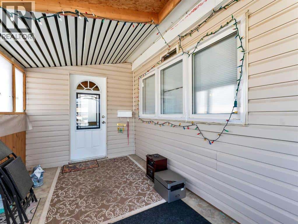 125 Foster Street SE — Seven Persons, Alberta - Photo 4 of 50