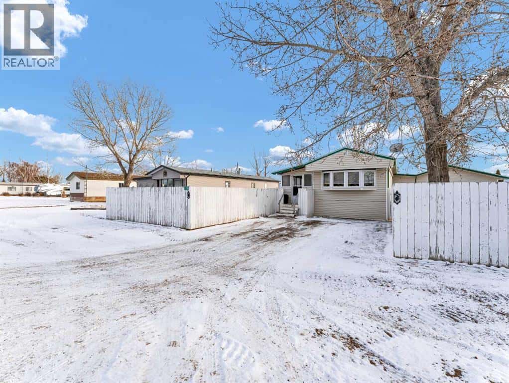 125 Foster Street SE — Seven Persons, Alberta - Photo 2 of 50