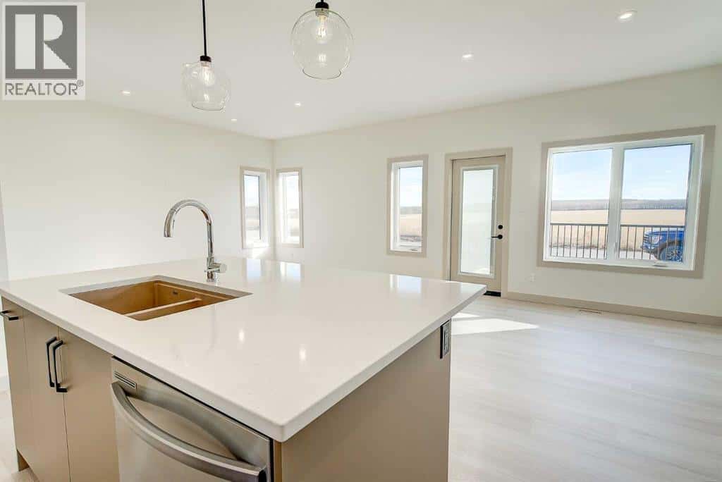 6 Ian Way — Sylvan Lake, Alberta - Photo 4 of 32