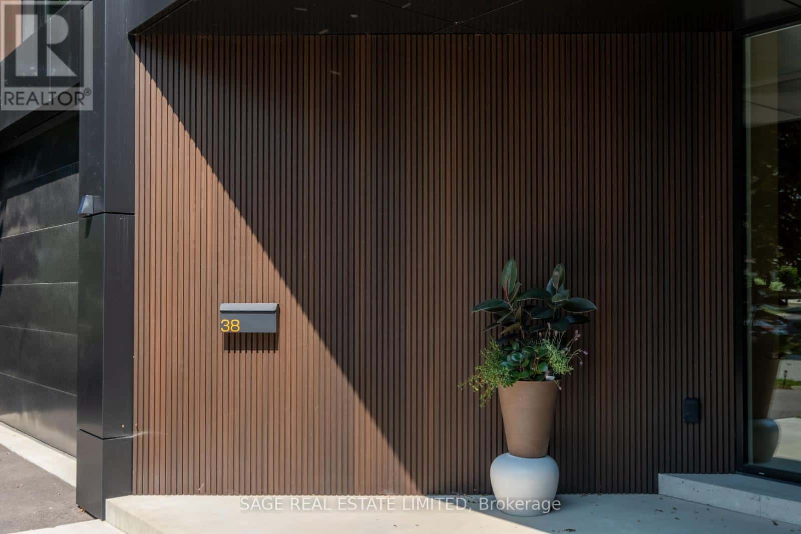 38 RAVENSBOURNE CRESCENT — Toronto (Princess-Rosethorn), Ontario - Photo 3 of 50