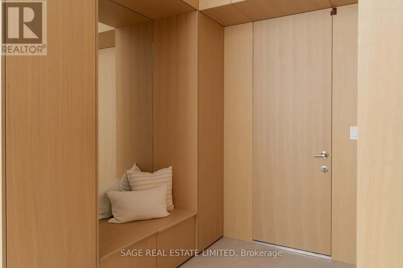 38 RAVENSBOURNE CRESCENT — Toronto (Princess-Rosethorn), Ontario - Photo 5 of 50