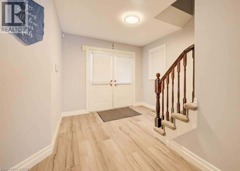 524 WINDFLOWER Crescent — Kitchener, Ontario - Photo 4 of 36