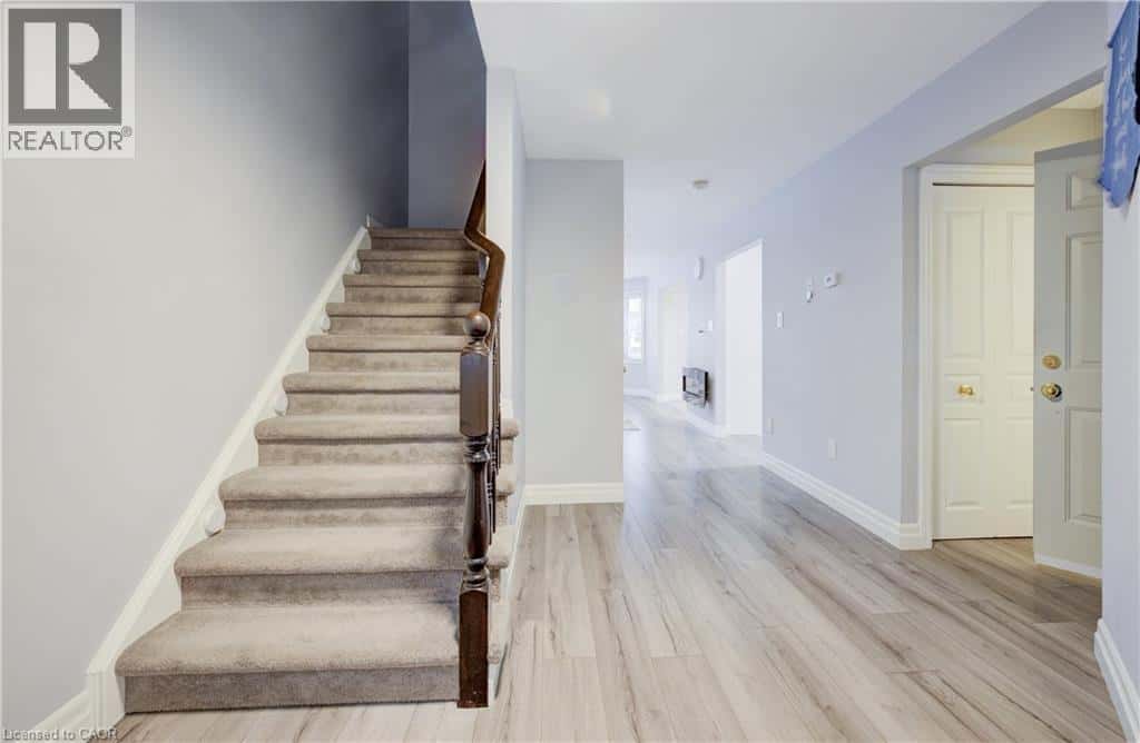 524 WINDFLOWER Crescent — Kitchener, Ontario - Photo 5 of 36