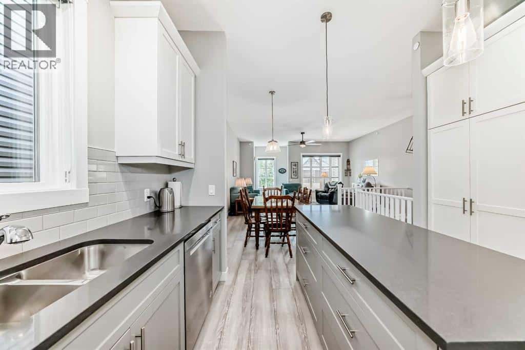 284 Lucas Avenue NW — Calgary, Alberta - Photo 3 of 45