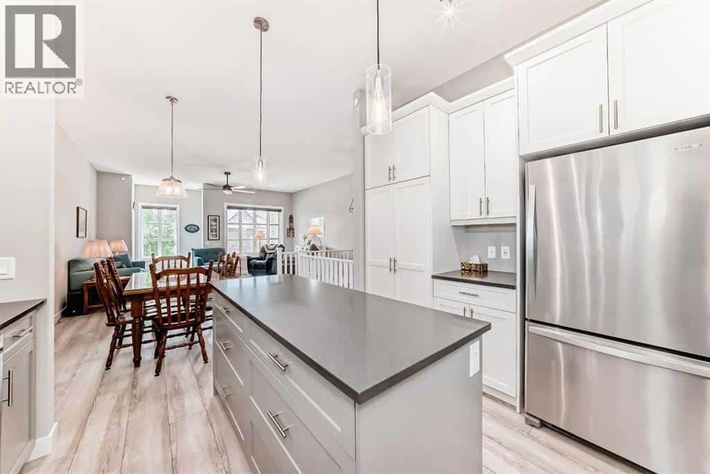 284 Lucas Avenue NW — Calgary, Alberta - Photo 4 of 45