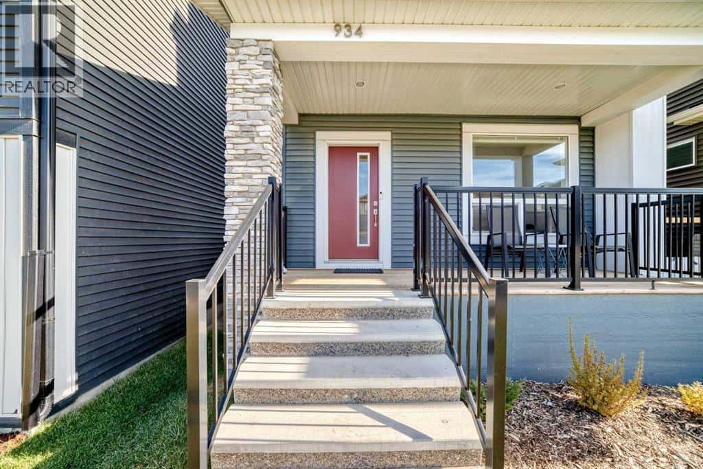 934 Cobblemore Common SW — Airdrie, Alberta - Photo 3 of 46