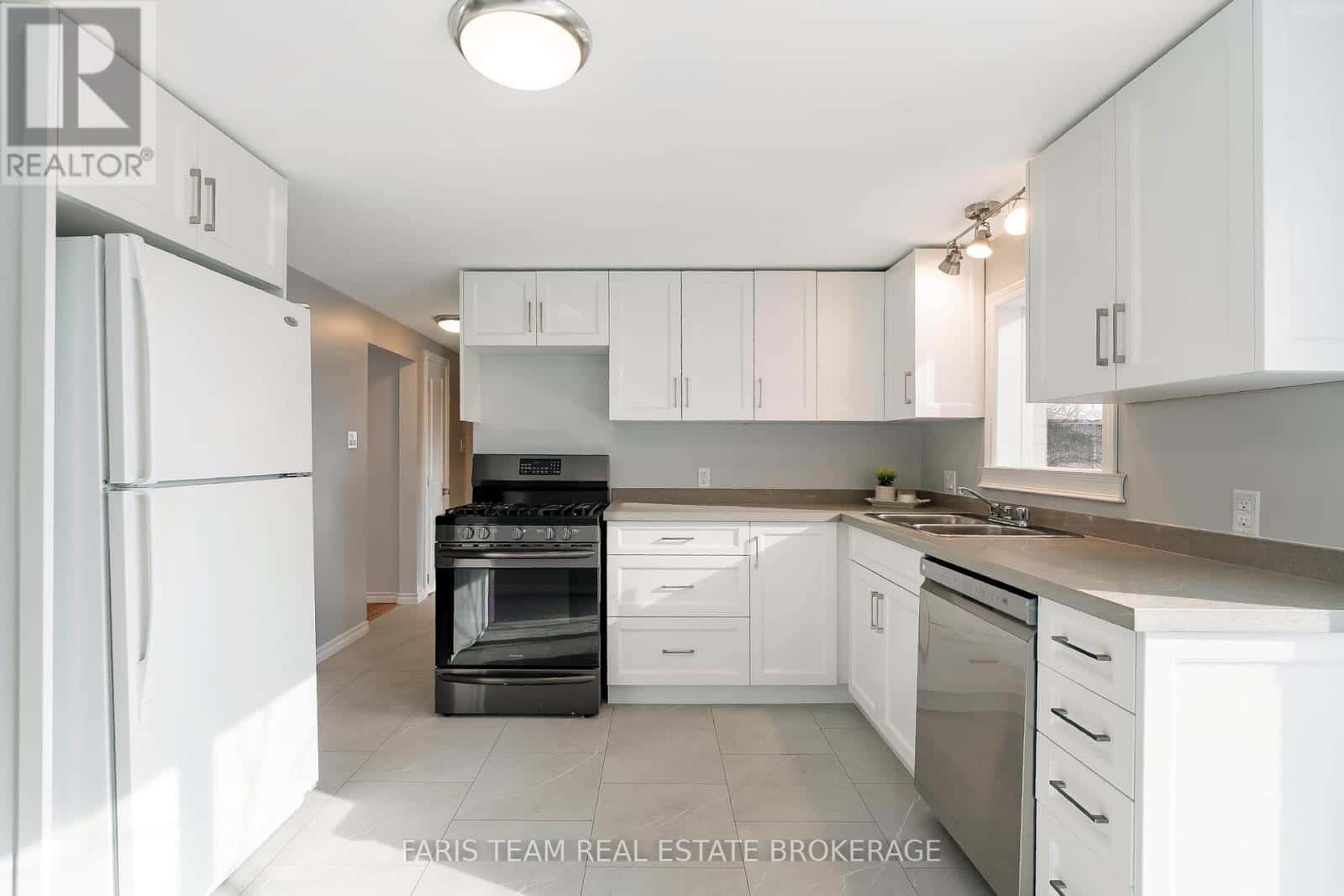 25 AYLING REID COURT — Wasaga Beach, Ontario - Photo 5 of 41