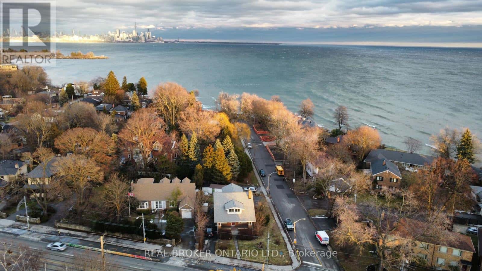 2585 LAKESHORE BOULEVARD W — Toronto (Mimico), Ontario - Photo 2 of 41