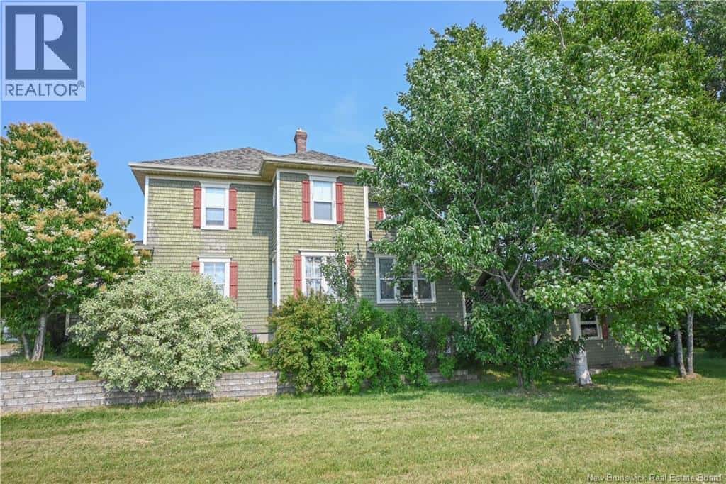 98 Saint-Pierre Ouest Boulevard — Caraquet, New Brunswick - Photo 2 of 50