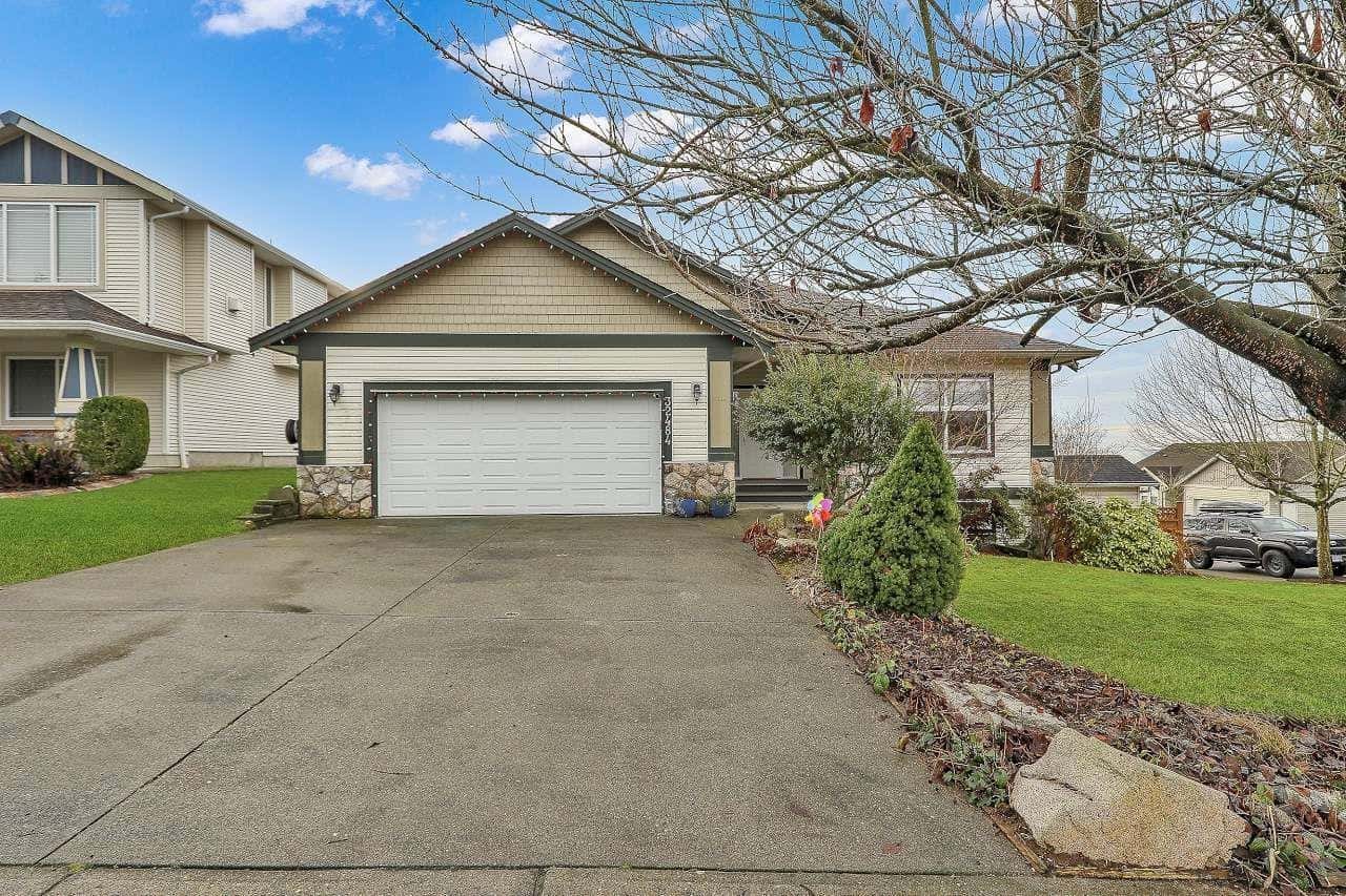 32484 BEST AVENUE — Mission, British Columbia - Photo 2 of 40