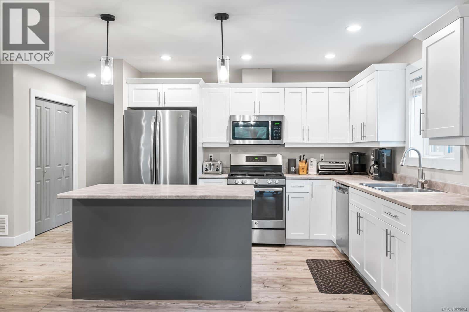 2374 Extension Rd — Nanaimo, British Columbia - Photo 4 of 47