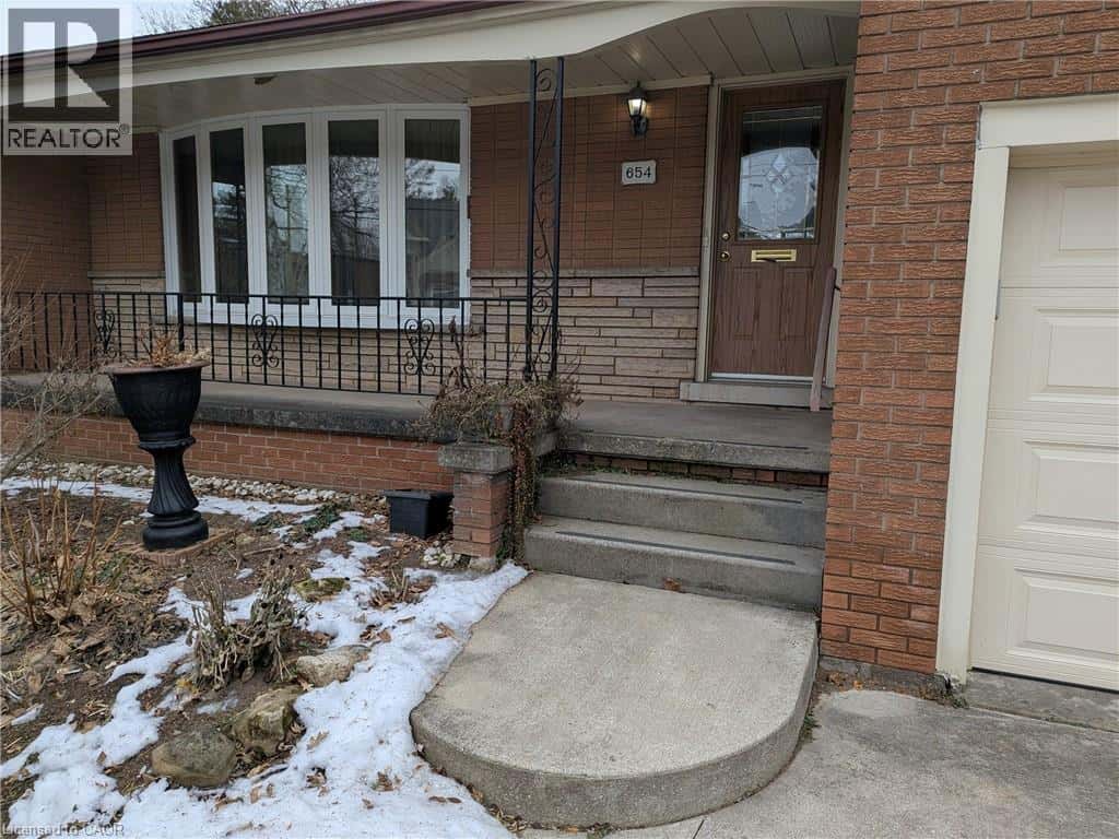 654 HIAWATHA Boulevard — Ancaster, Ontario - Photo 4 of 49