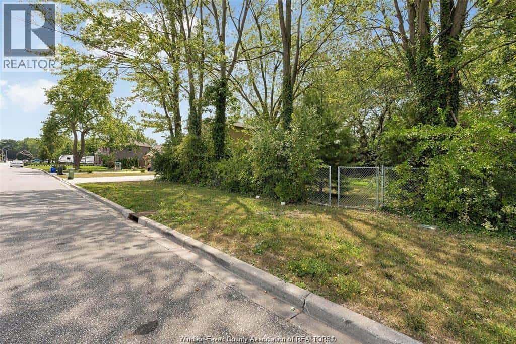 V/L EASTLAWN — Windsor, Ontario - Photo 2 of 4