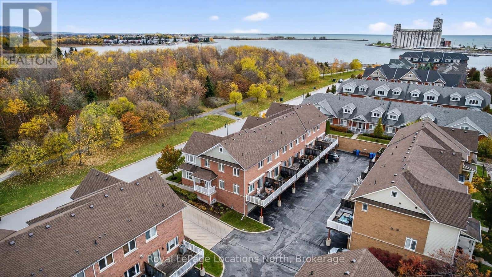 31 NORTH MAPLE STREET — Collingwood, Ontario - Photo 2 of 37