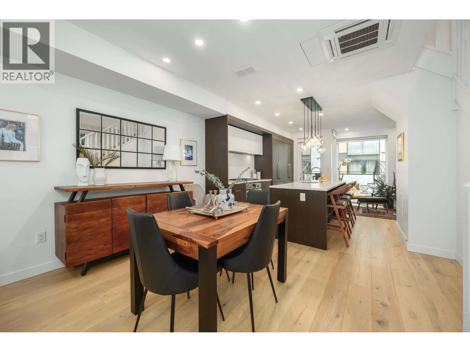 206 649 E 3RD STREET — North Vancouver, British Columbia - Photo 3 of 40