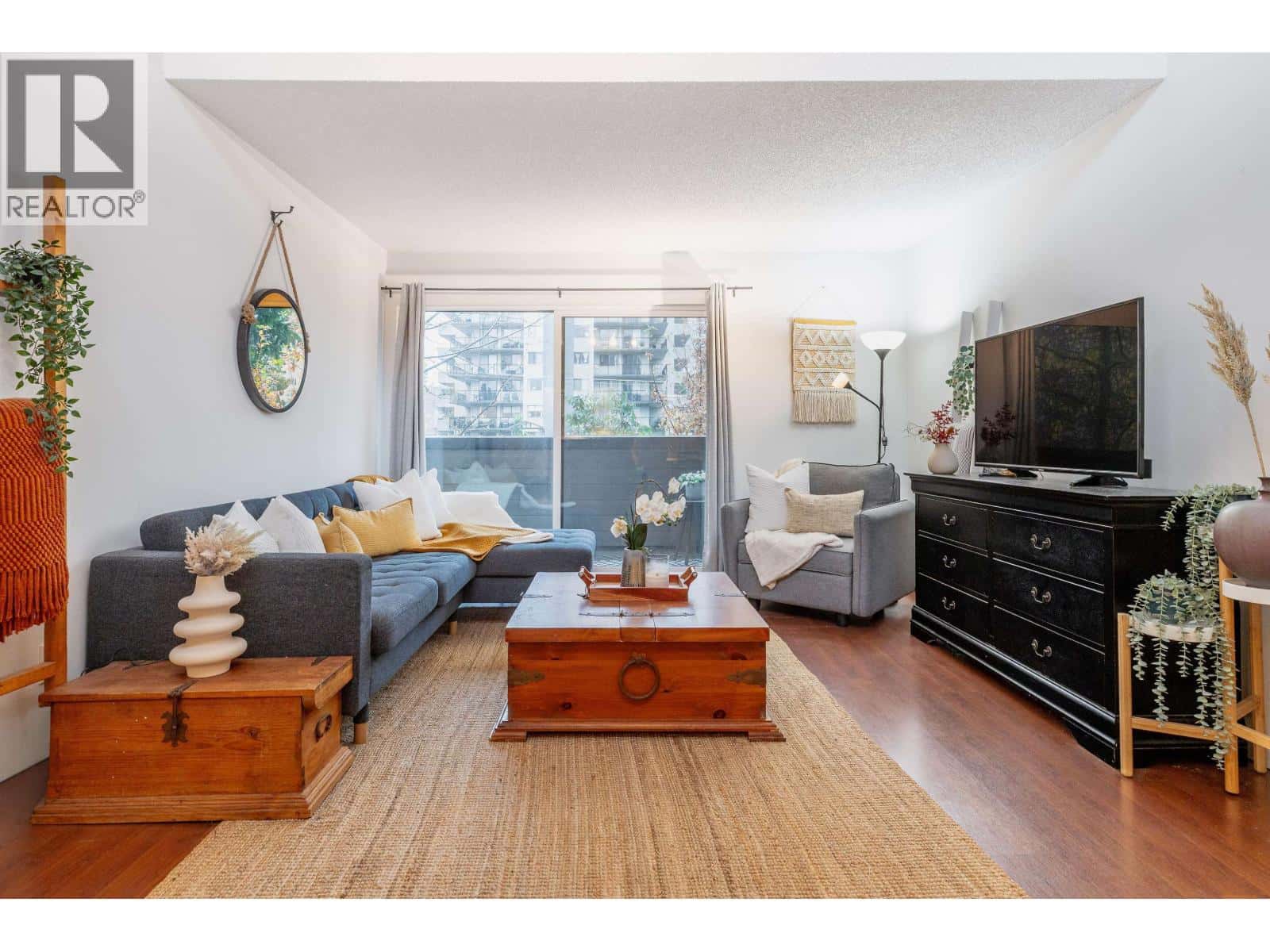 319 206 E 15TH STREET — North Vancouver, British Columbia - Photo 2 of 23