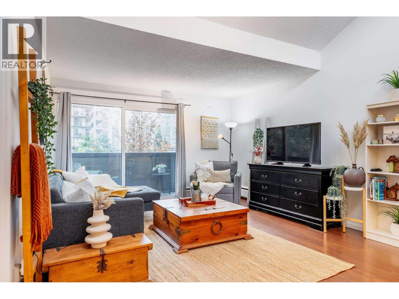 319 206 E 15TH STREET — North Vancouver, British Columbia - Photo 3 of 23