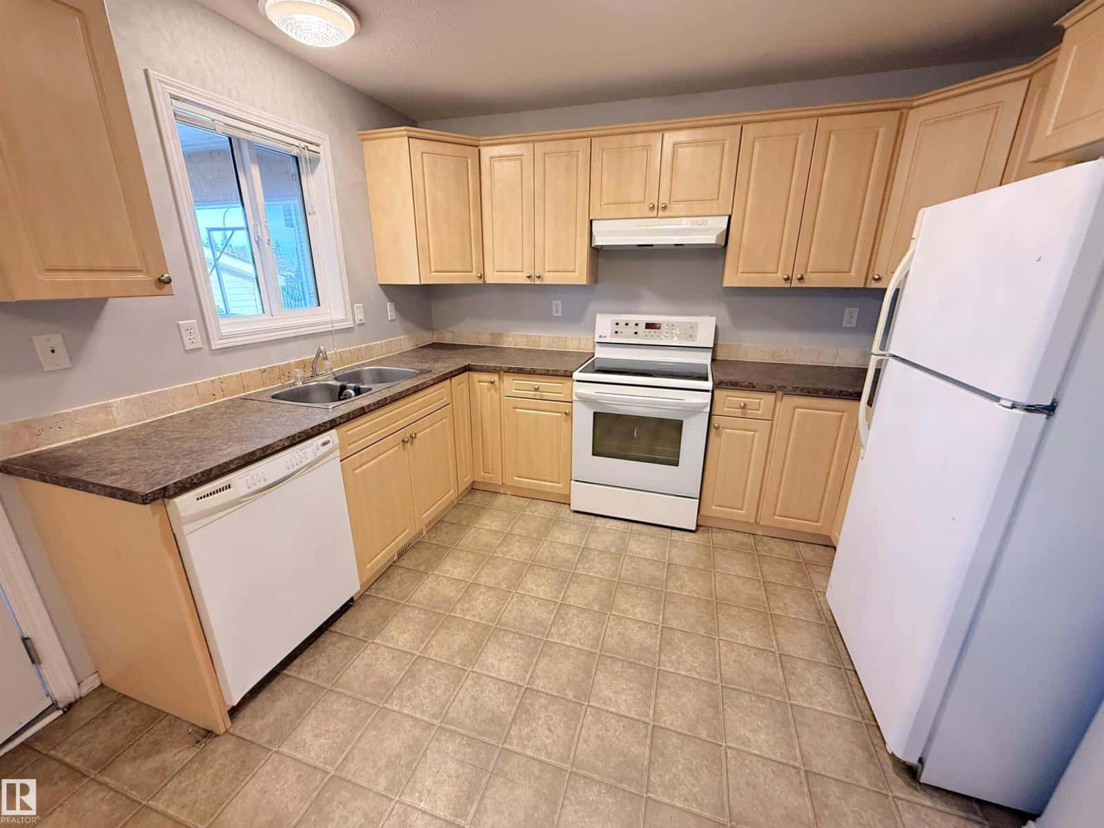 5002 52 AV — Calmar, Alberta - Photo 3 of 49