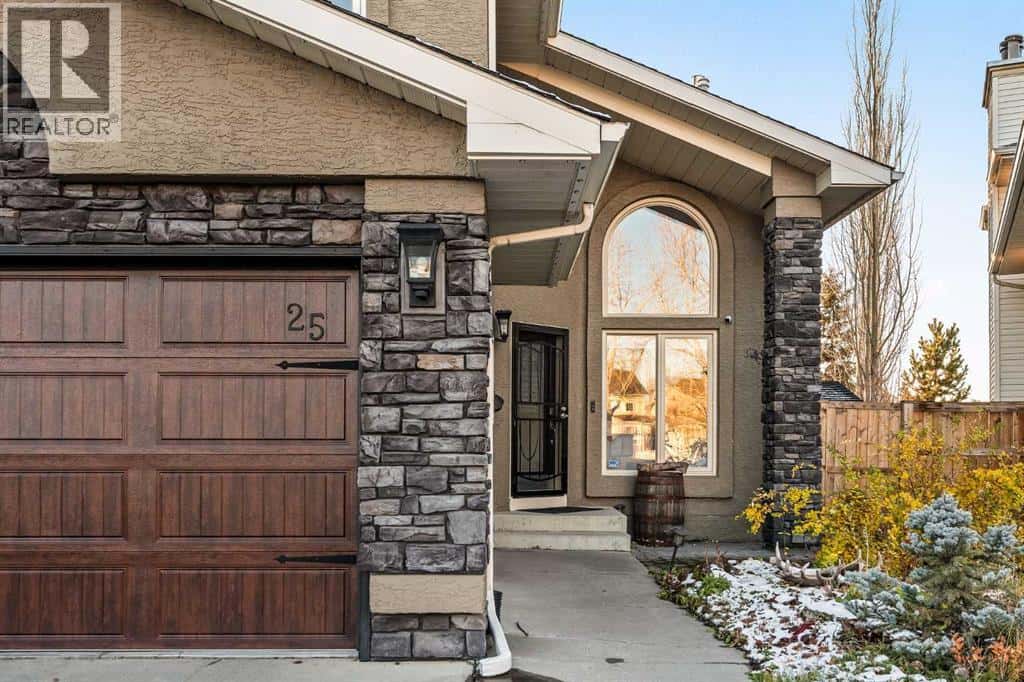 25 McKinley Bay SE — Calgary, Alberta - Photo 2 of 50