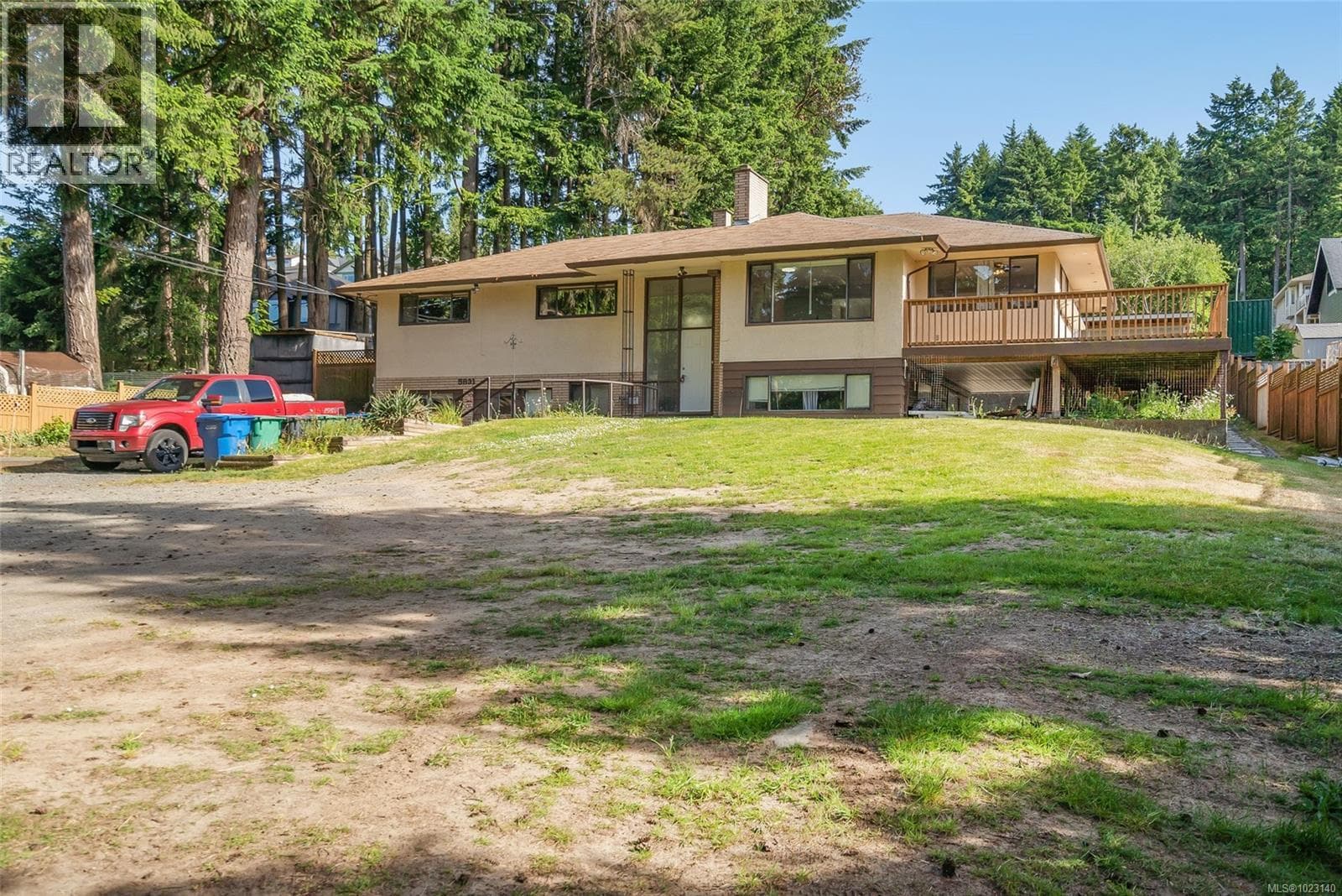 5831 Hammond Bay Rd — Nanaimo, British Columbia - Main photo