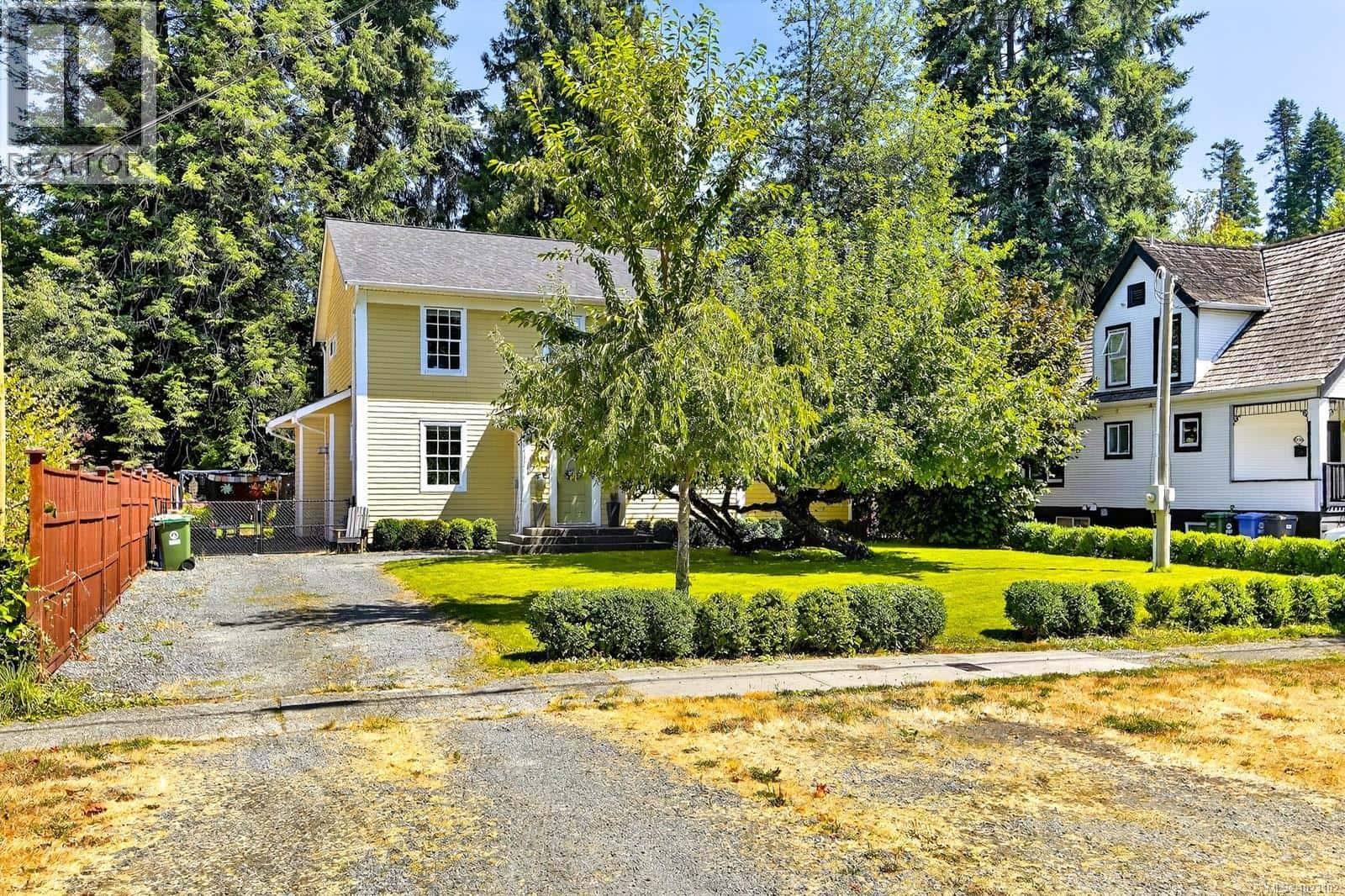 4455 Elizabeth St — Port Alberni, British Columbia - Photo 2 of 78