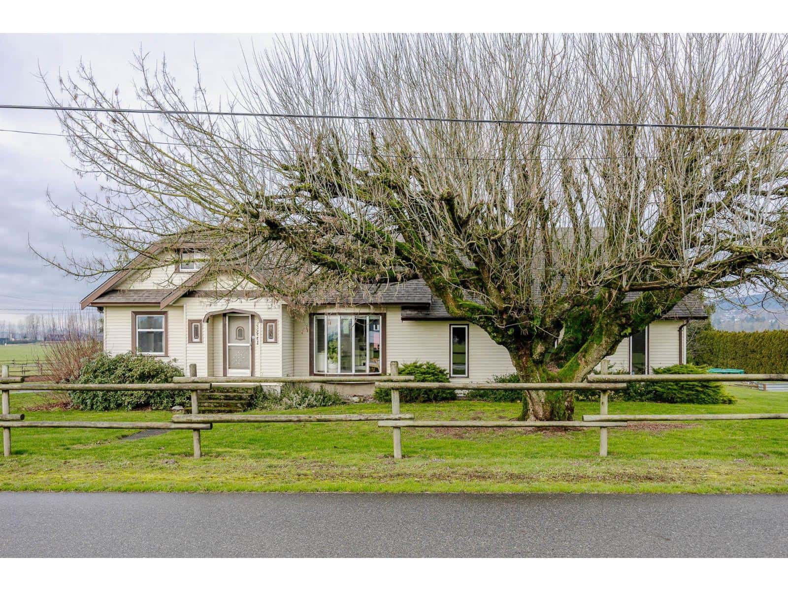 33861 SIM ROAD — Abbotsford, British Columbia - Photo 3 of 40