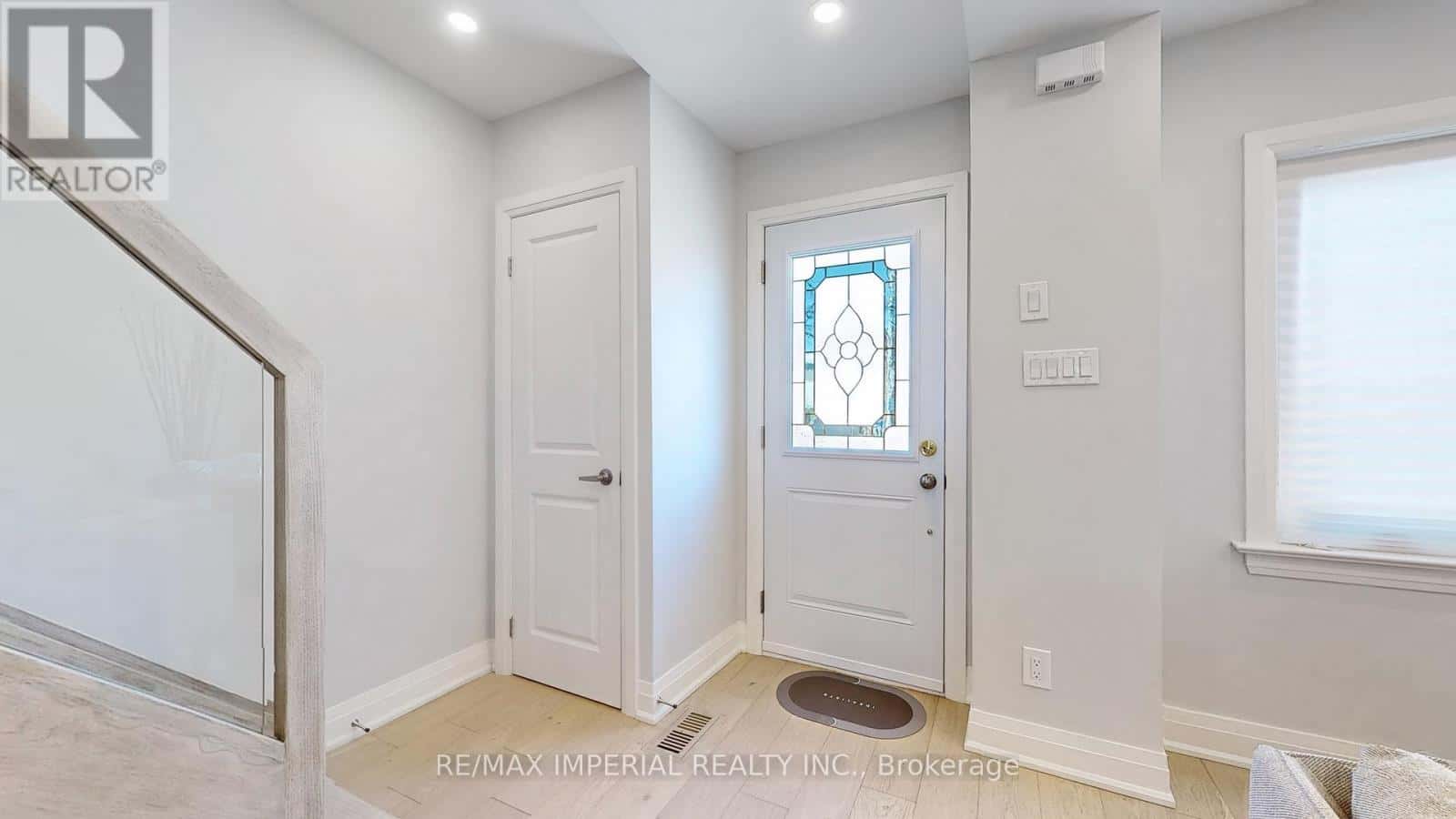 9 LESMOUNT AVENUE — Toronto (Danforth Village-East York), Ontario - Photo 2 of 43