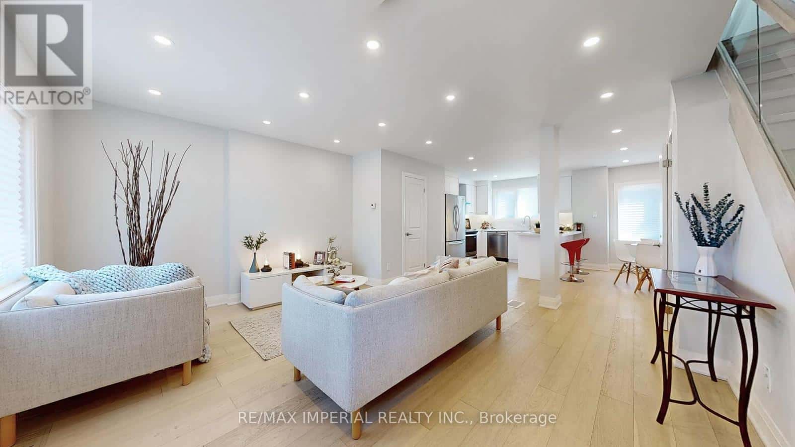 9 LESMOUNT AVENUE — Toronto (Danforth Village-East York), Ontario - Photo 3 of 43