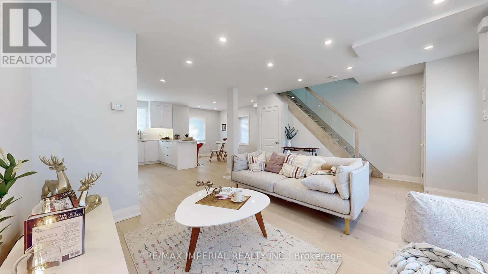 9 LESMOUNT AVENUE — Toronto (Danforth Village-East York), Ontario - Photo 5 of 43