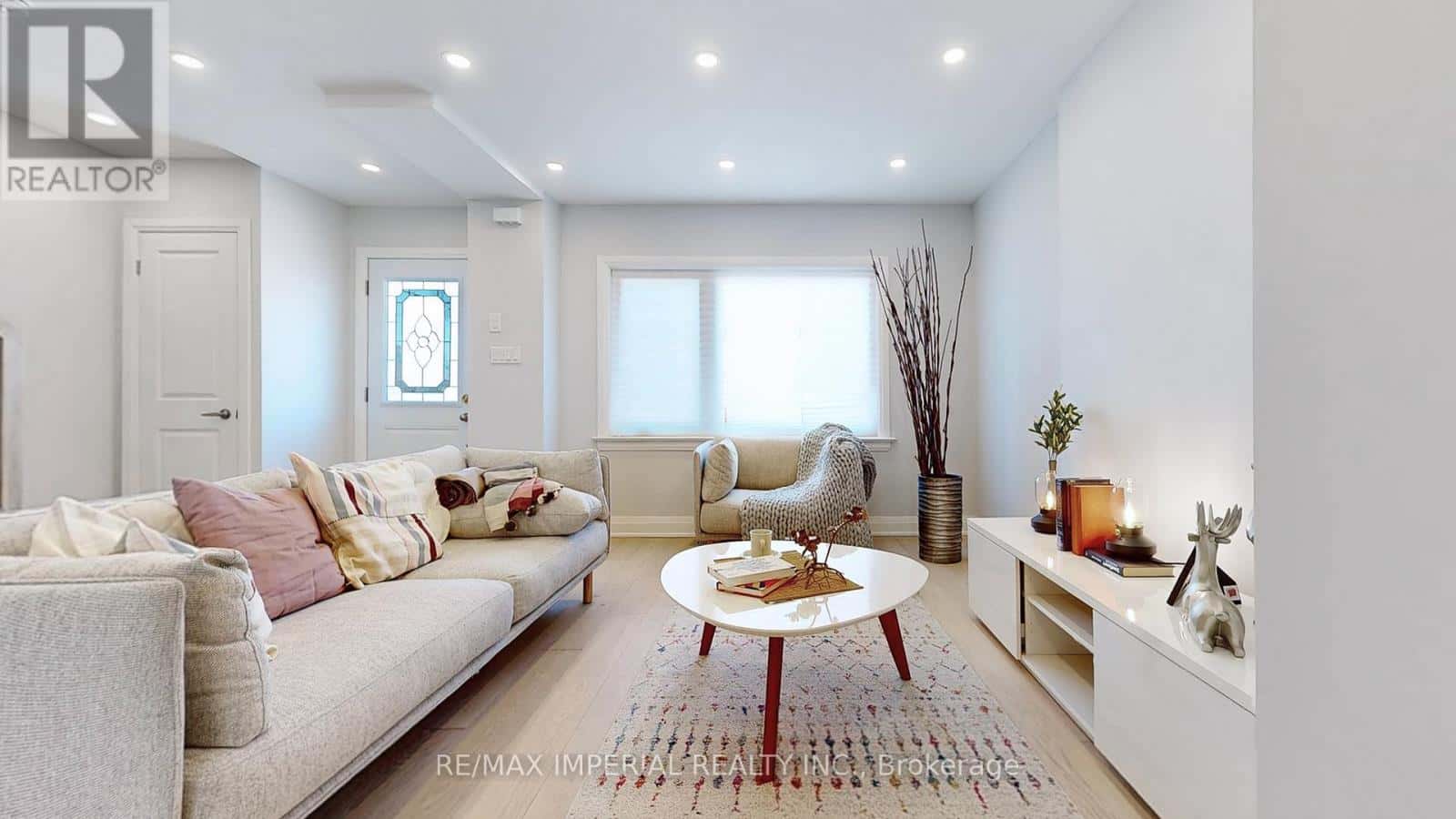 9 LESMOUNT AVENUE — Toronto (Danforth Village-East York), Ontario - Photo 4 of 43