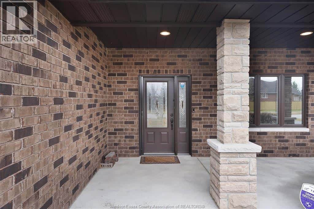 126 TOWNSVIEW — Essex, Ontario - Photo 3 of 41