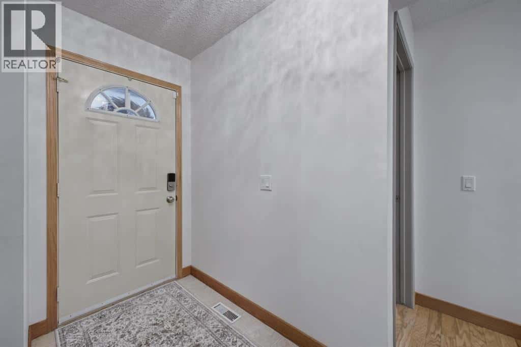 3725 50A Avenue Crescent — Innisfail, Alberta - Photo 3 of 37