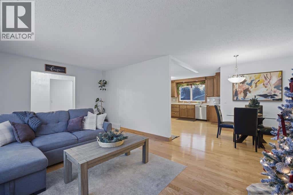 3725 50A Avenue Crescent — Innisfail, Alberta - Photo 4 of 37