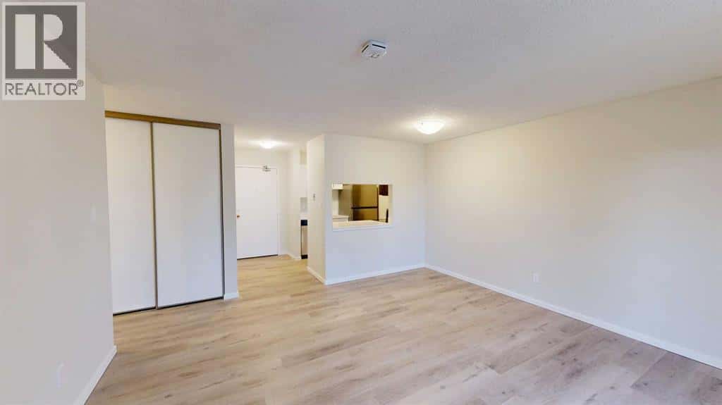 108, 405 Columbia Boulevard W — Lethbridge, Alberta - Photo 3 of 15