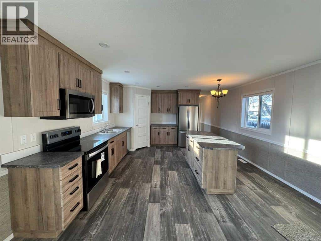 816 5th Avenue — Beaverlodge, Alberta - Photo 2 of 17