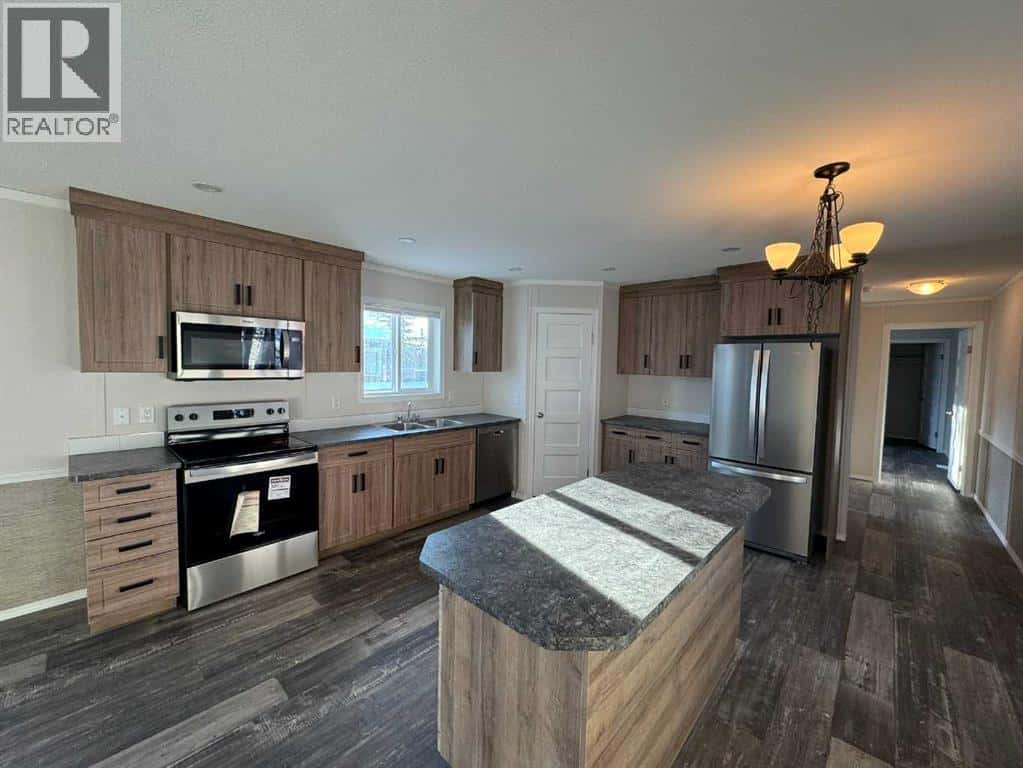 816 5th Avenue — Beaverlodge, Alberta - Photo 3 of 17