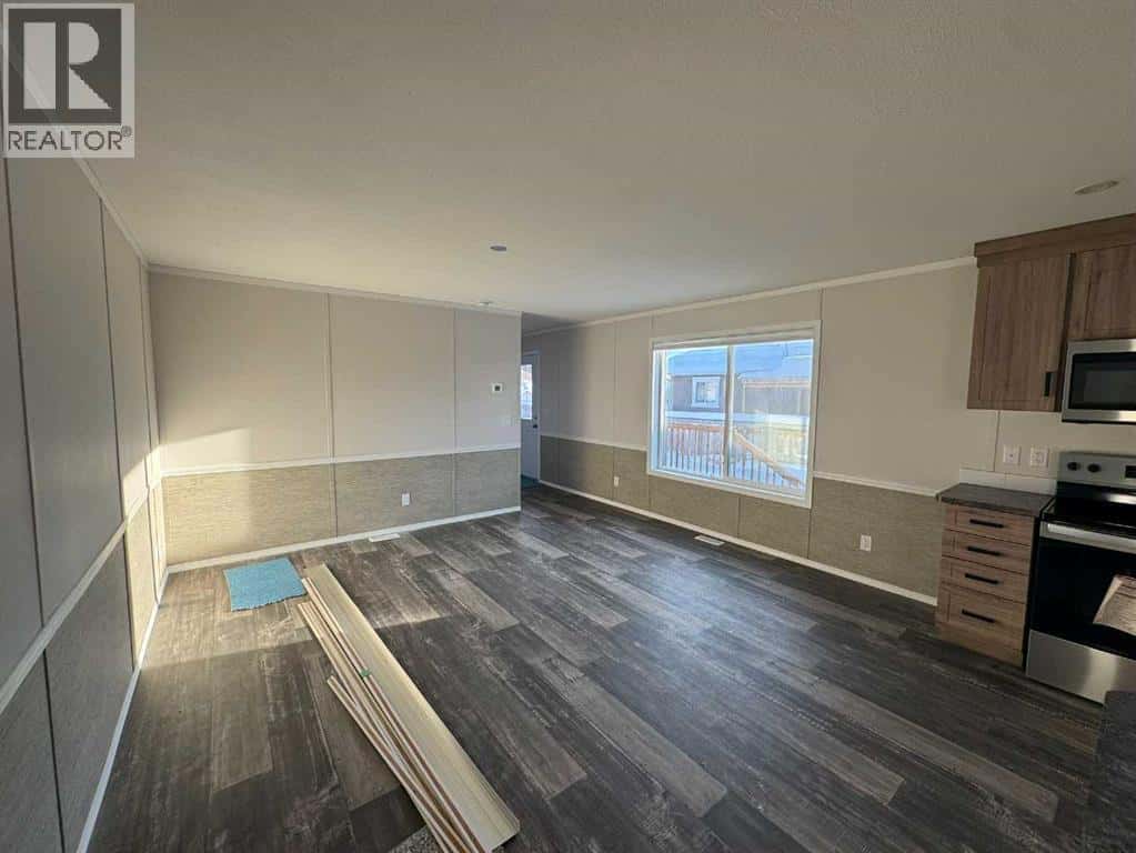 816 5th Avenue — Beaverlodge, Alberta - Photo 4 of 17